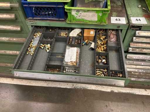 Armoire à matériaux avec contenu