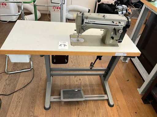 Mașină de cusut Singer cu masă