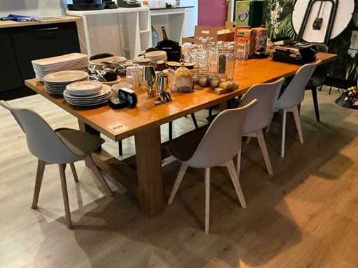 Stół w jadalni z 9 krzesłami