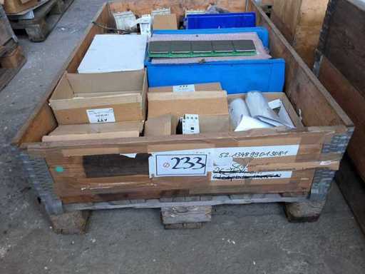 Paleta z materiałem elektrycznym