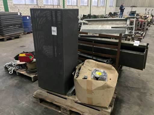 Lot de capuchons de meubles et panier en acier