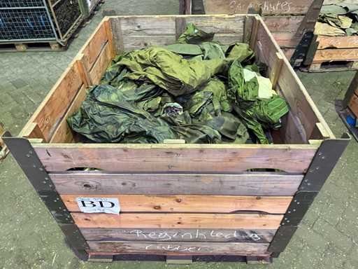 Partei der militärischen Regenbekleidung