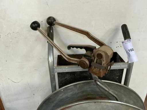 Strap closure device