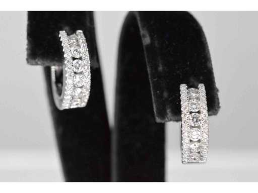 Boucles d’oreilles en or blanc trois rangées de diamants