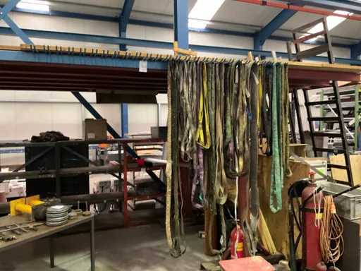 Lote de varias correas de elevación con estante de pared