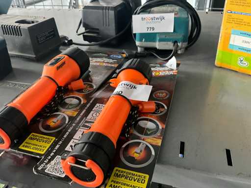 Une lampe torche Ate (2x)