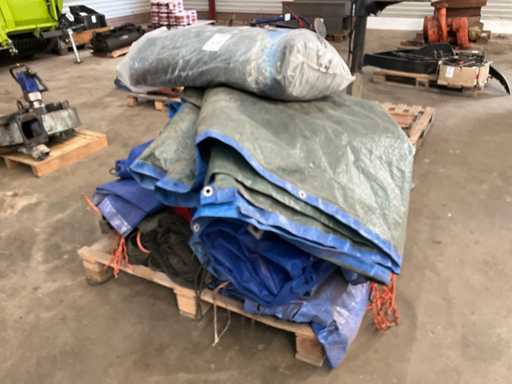 Beaucoup de bâches + filets