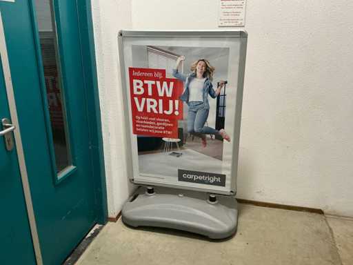 Asphaltschild mit 2 Fahnen