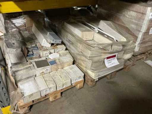 Partij diverse keramische tegels