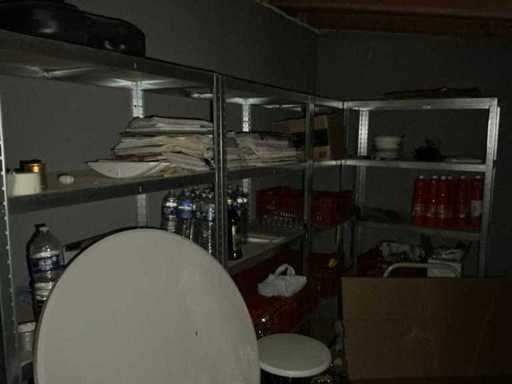 Rack Mecano / incluant support en plastique, table pliante, 1 petit chariot à plateforme, 1 panneau de trotto, et un lot de magazines dans 3 caisses empilées en plastique (3x)