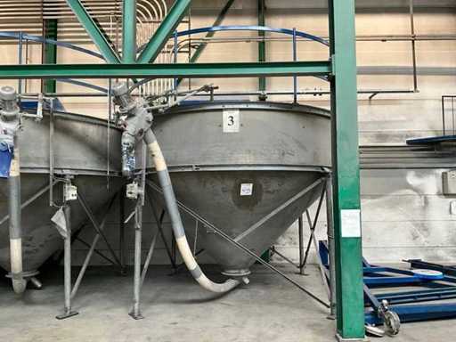Polyester mixing silo