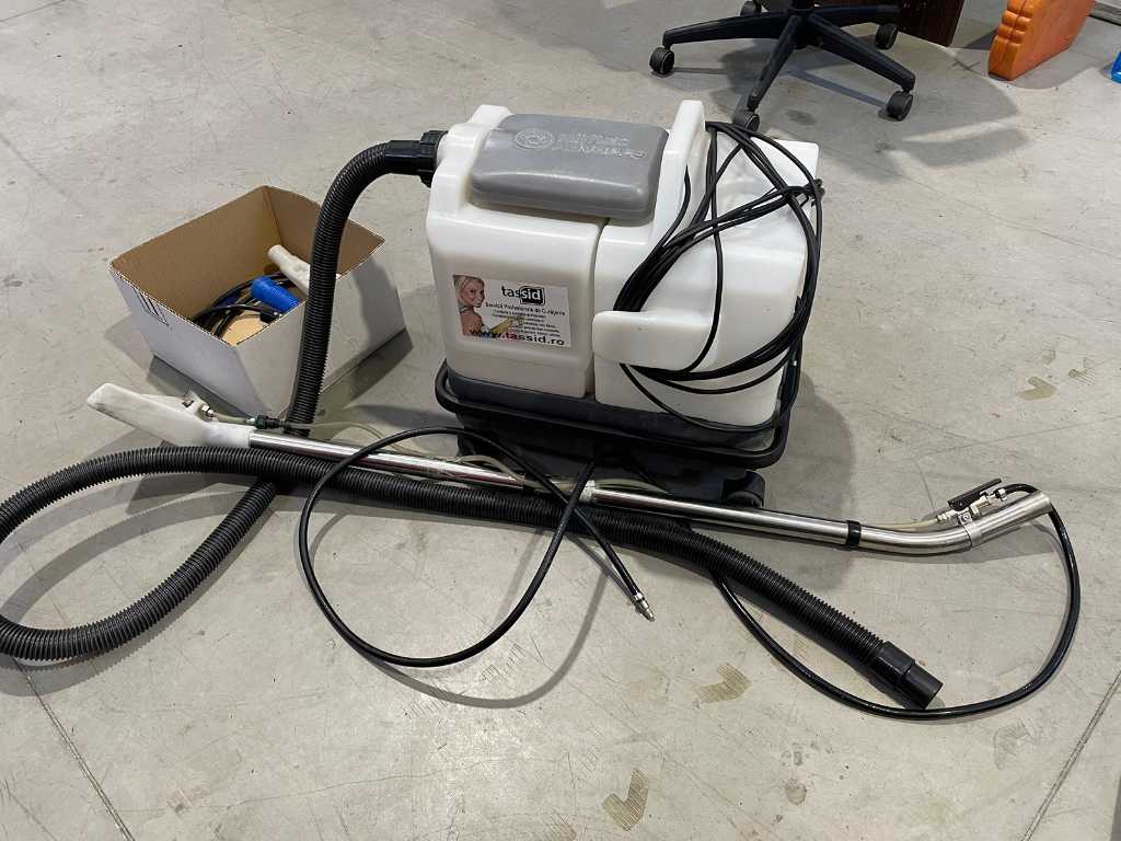 NILFISK  INJECTION/EXTRACTION VACUUM CLEANER 