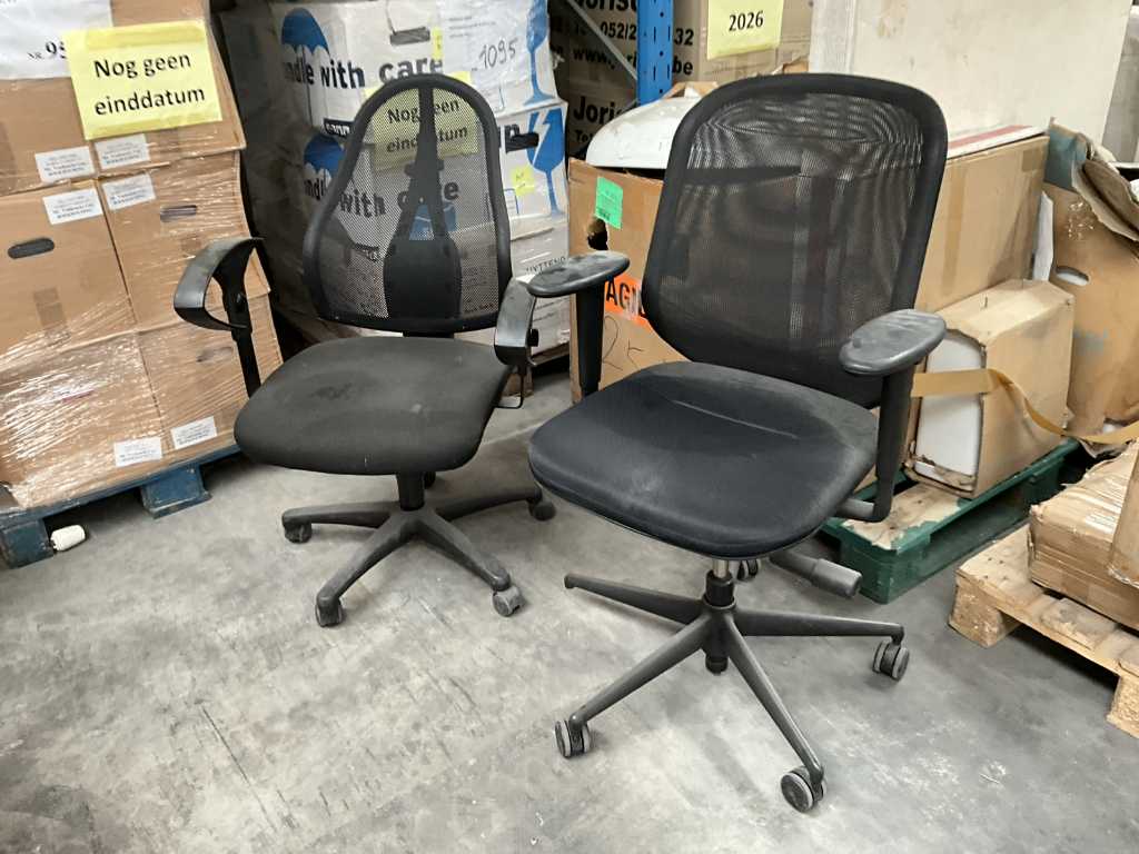 2 chaises de bureau mobiles différentes mer 1x VITRA