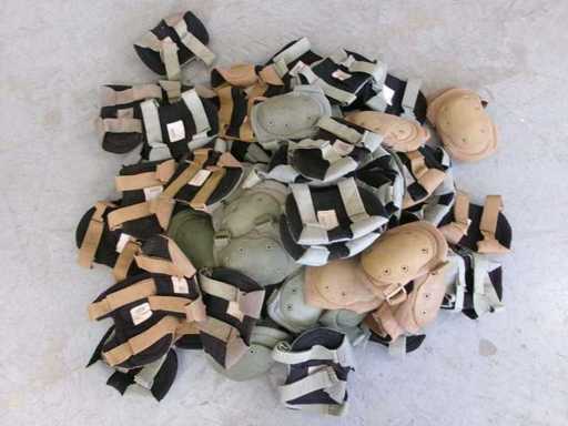Knee pads, partly defective (U6) (75x)