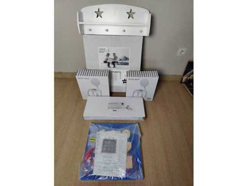 Kinderhoekje - Kindertafel met 2 stoeltjes - 2 wandkapstokken - 1 muurspel 