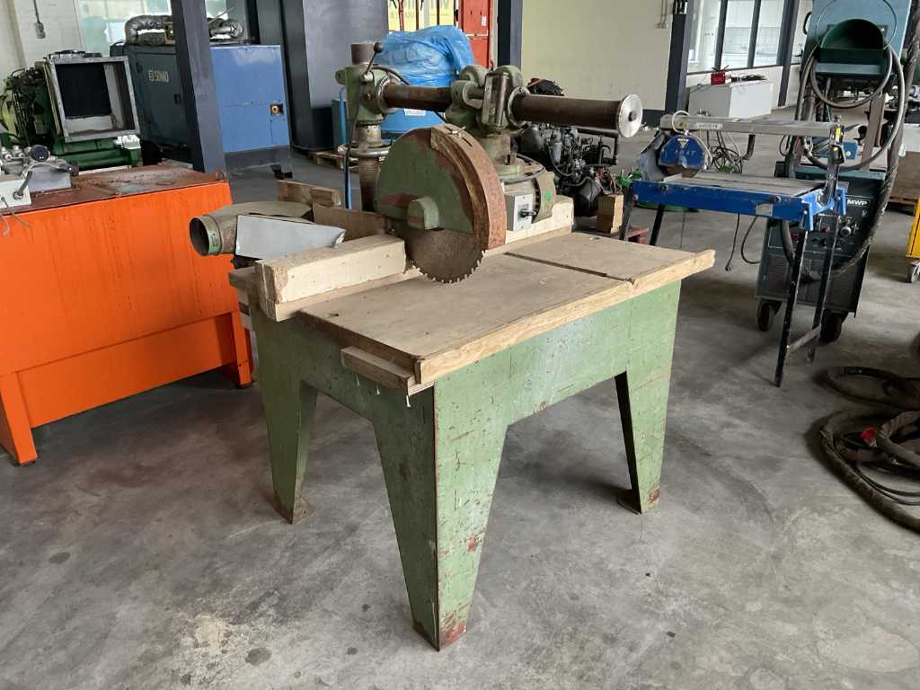 Radial circular sawing machine