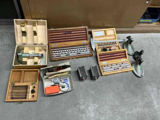 Assortment of measuring equipment