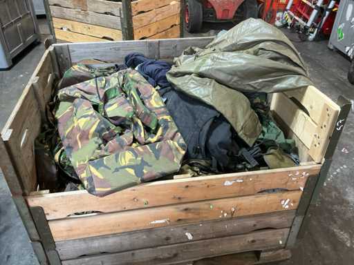 Diverse îmbrăcăminte militare