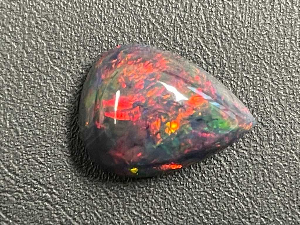 Schwarzer Opal - 6,32 Karat schöner schwarzer Opal