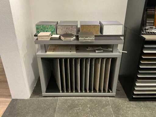 Fliesenschrank mit Inhalt