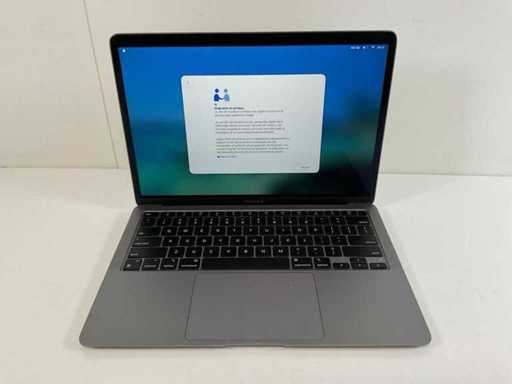 Apple MacBook Air 13", Apple M1, 8 GB RAM, 251 GB NVMe Laptop