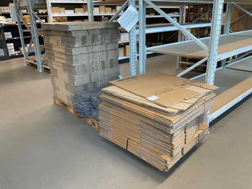 Lotto di scatole e coperte per traslochi