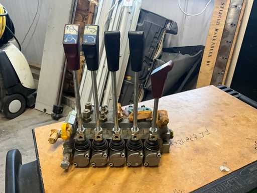 Hydraulic valve block