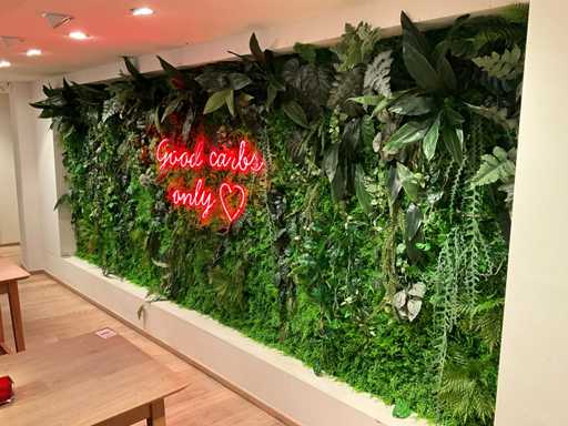 Decoratieve kunstplantenwand met neon