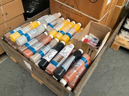 - Un lot de peinture mélangée
