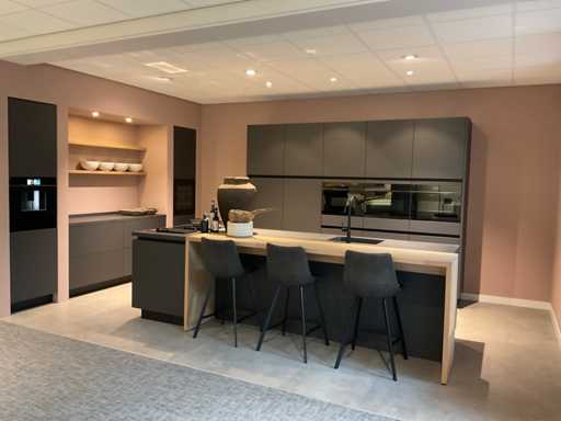 MK Carbon Eiland showroomkeuken met Coffeecorner en kastenwand