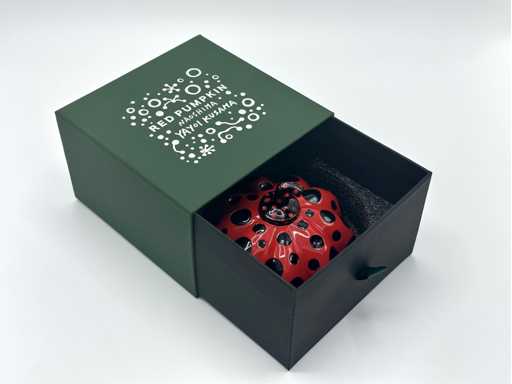 Yayoi Kusama (1929) - Dots Obsession Naoshima (Rood)
