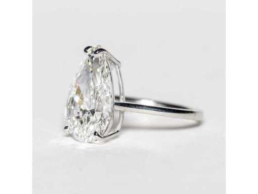 18 Carat white gold ring with 5.01 ct Diamond