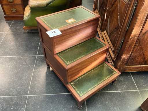 Antieke bibliotheektrap