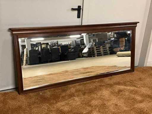 Spiegel im Holzrahmen