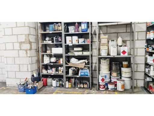 Diverse verfartikelen en verfpotten