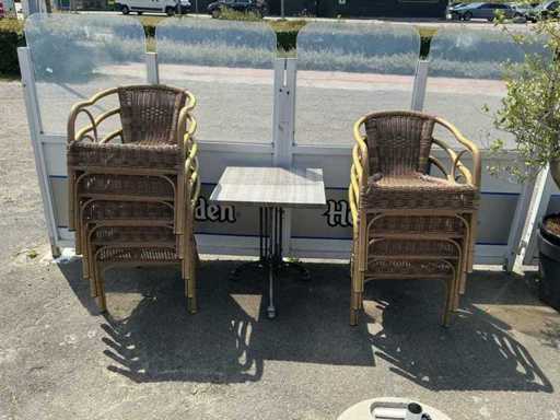 Tavoli con terrazza e sedie