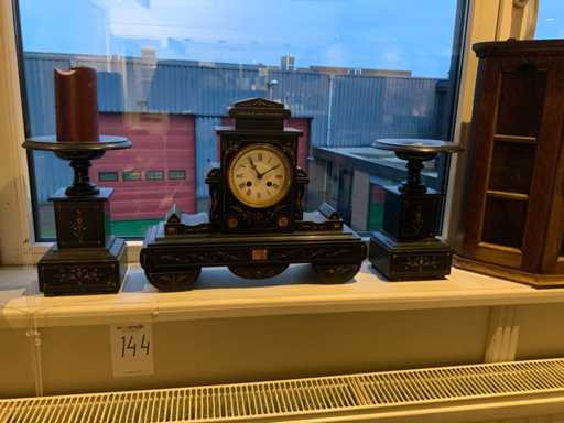 Vecchio set di orologi in marmo