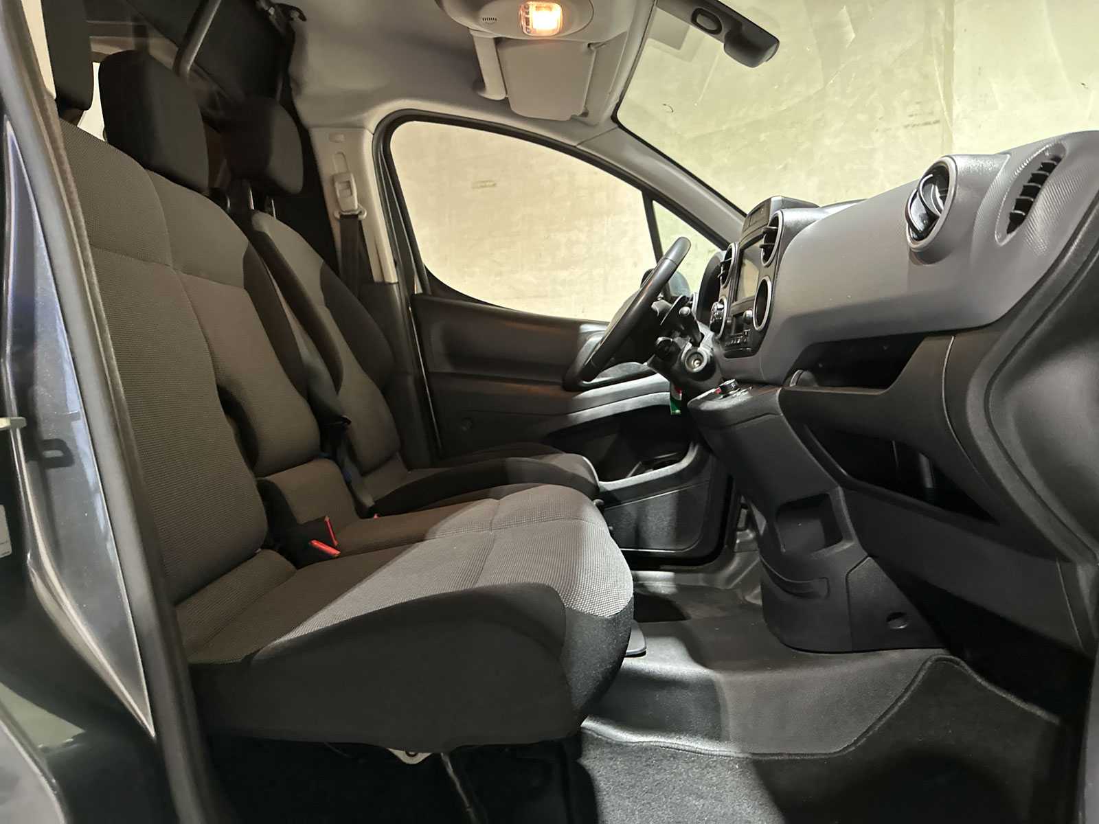 Peugeot Partner 120 1.6 BlueHDi 100 L1 Premium Pack S&S 99pk 2018 (Origineel-NL), V-723-NZ