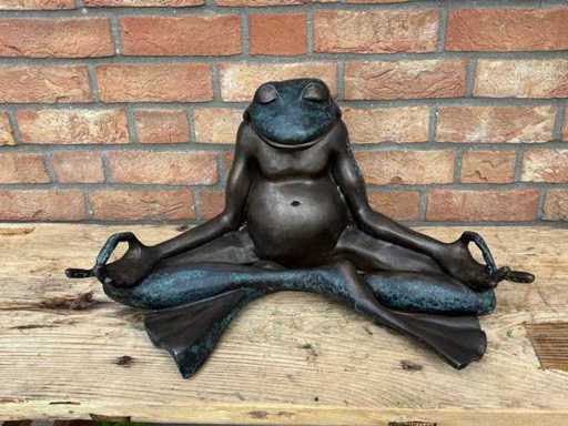 Sculptuur mediterende kikker