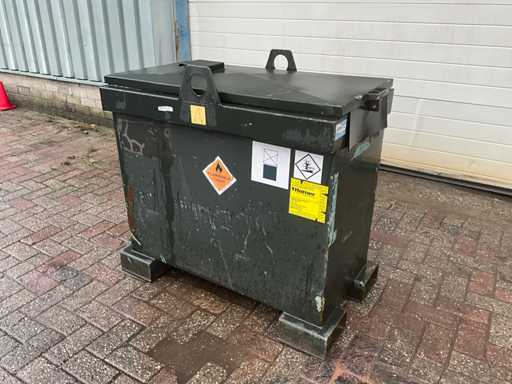 Brandstoftank met aftankinstallatie