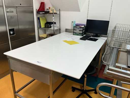 Set van een grote bureautafel