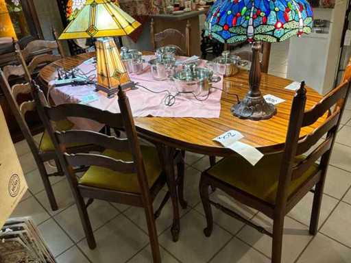Dining room table (1x) with chairs (6x)