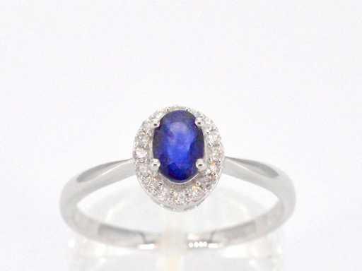 Bague d’entourage en or blanc avec diamants et saphir
