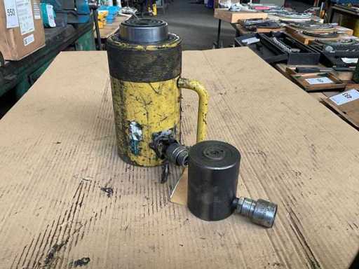 Hydraulic cylinder (2x)