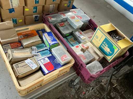 SENCO Batch of steel nails and nails