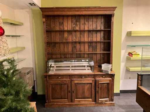 Authentieke houten winkelkast met gekoelde vitrine (pralines, kaas,…)