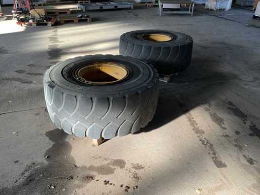 Tyres with rims (2x)