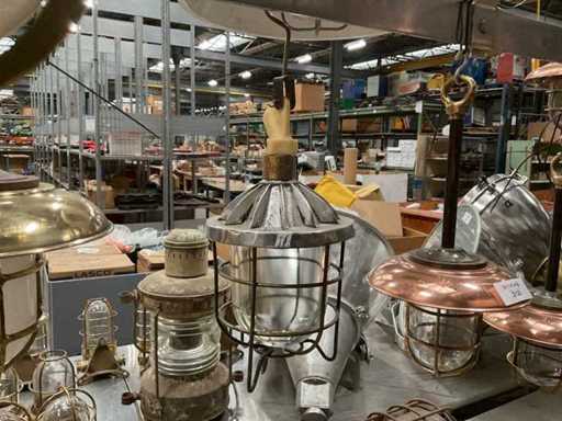 Lampa w stylu vintage granatowym