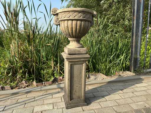 Coloan? cu vaz? de flori