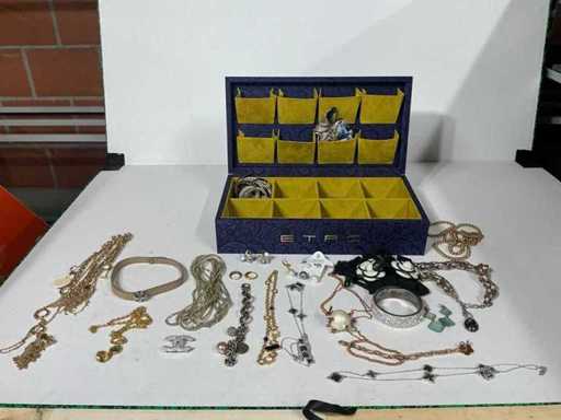 Batch of various jewelry
